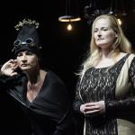 Die Göttinen üben mit dem Publikum die Ode auf die Beziehungsarbeit